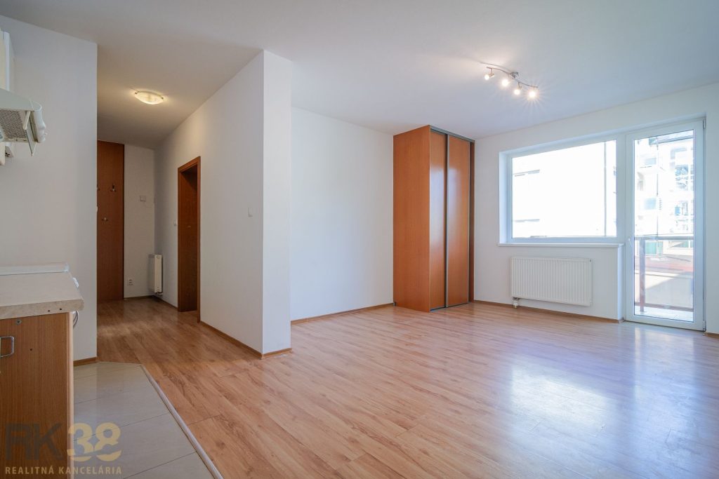 PREDAJ: 2-izbový byt s balkónom v novšej tehlovej bytovke – Dostojevského ul., Poprad