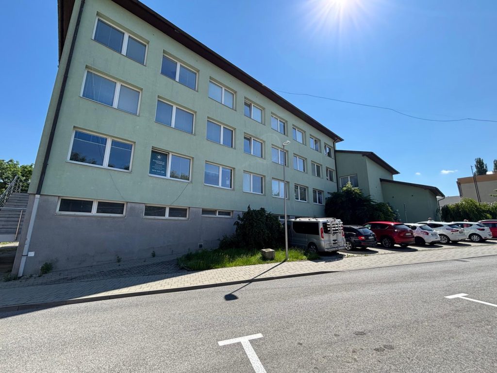 Prenájom kancelárskych priestorov/garáže v Kežmarku v centre