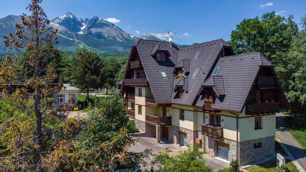 Absolútne súkromie v centre Tatranskej Lomnice, 3-izbový apartmán s výhľadom na Tatry