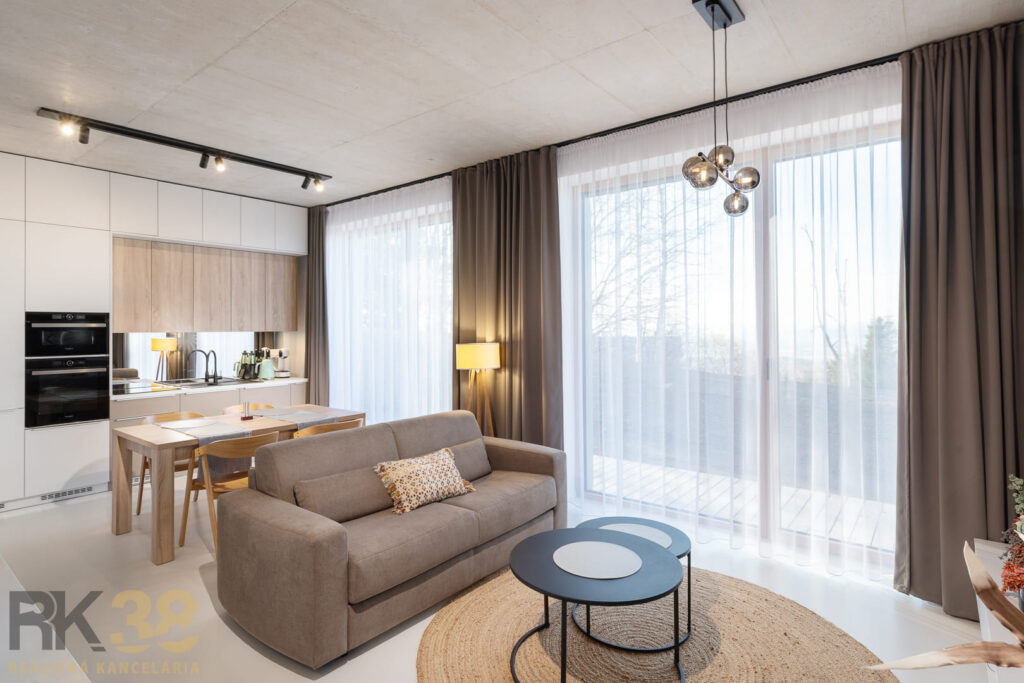 Štýlový apartmán s privátnou saunou a terasou v srdci Starého Smokovca – Lebenski