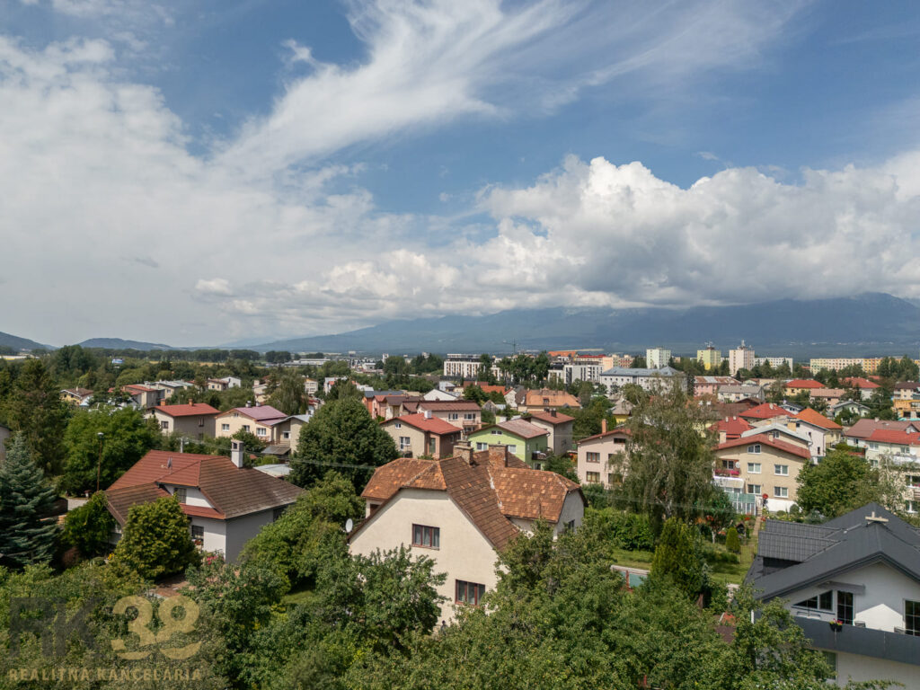 Rodinné bývanie s veľkým pozemkom a potenciálom ďalšej výstavby – Poprad, Mlynská ulica