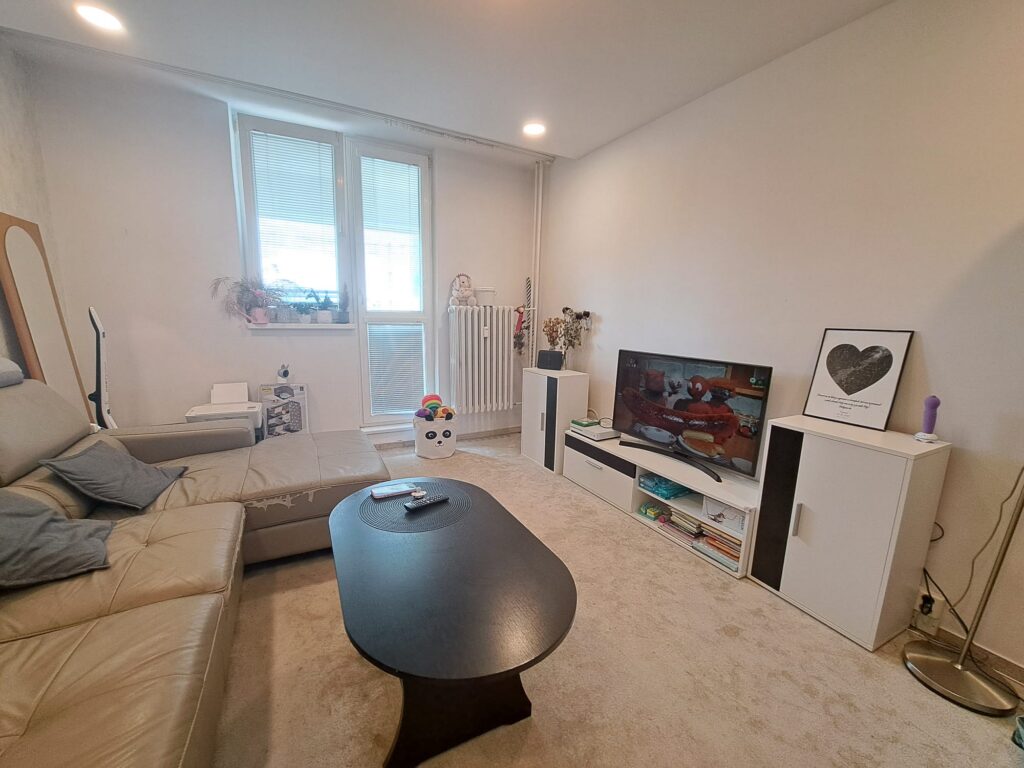 Priestranný 3-izbový byt s dvoma balkónmi na prenájom