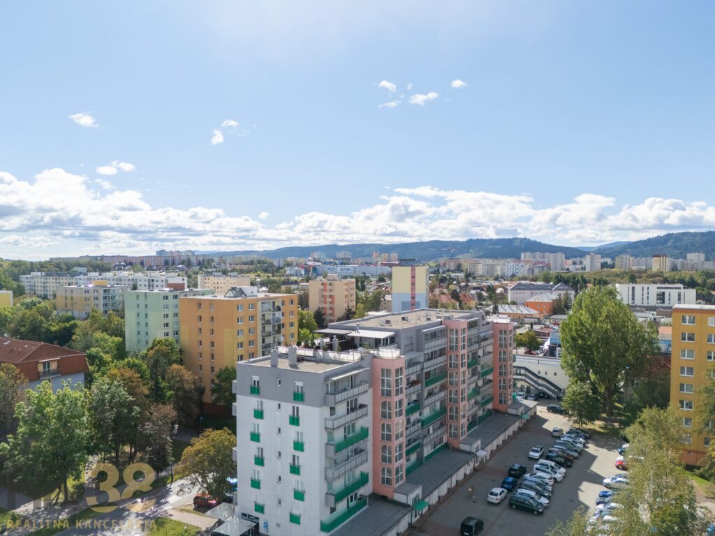 Priestranný 3-izbový byt s veľkým balkónom v bytovom dome Javor – Poprad, Západ