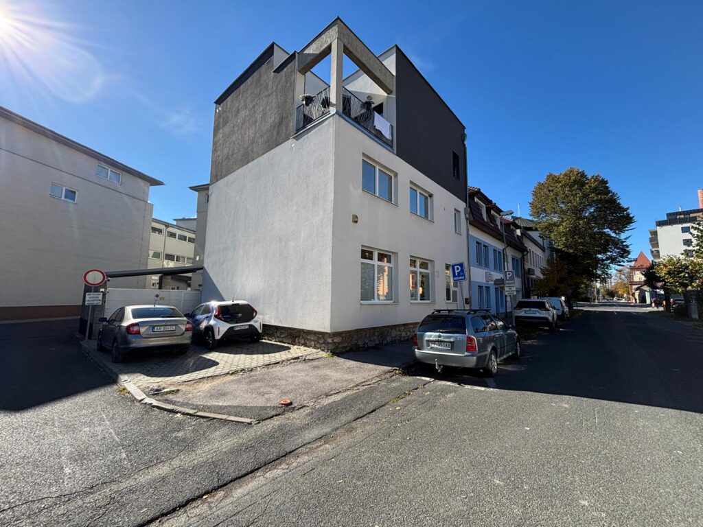 Priestranný 3-izbový byt v širšom centre mesta na prenájom